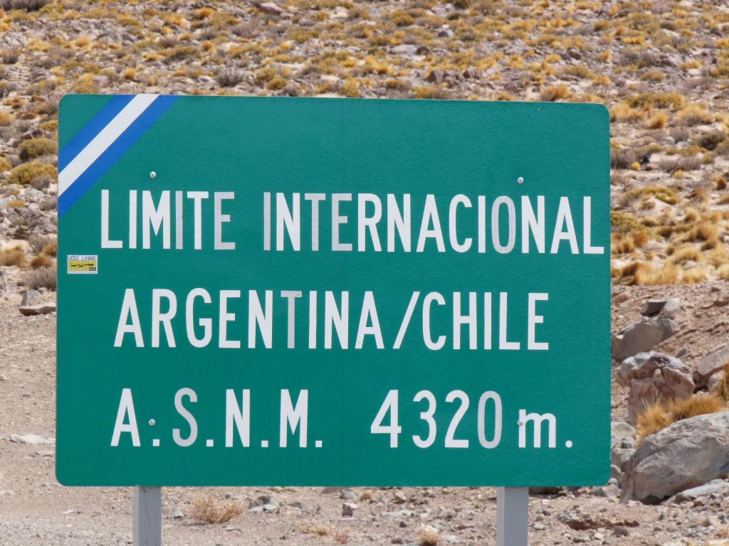 Argentina: Argentina/Chile border (4320m)