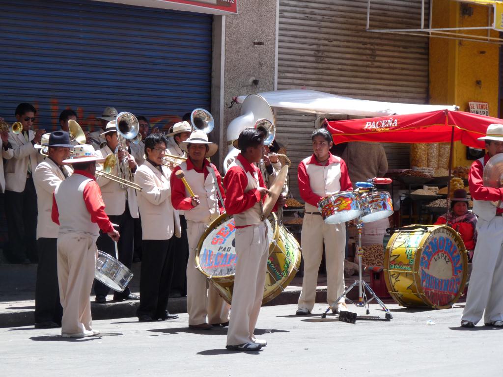 Bolivia: La Paz Sunday street party