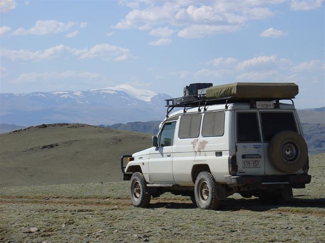 Mongolia: Driving through the mountains